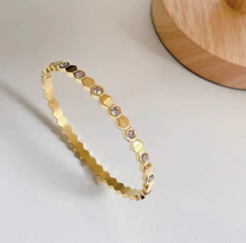 14K Gold Women's Bracelet with Diamond Design (Single)